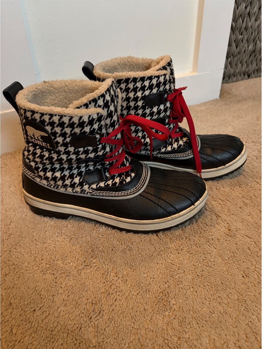 Sorel Tivoli Houndstooth Insulated Snow Boots Women’s Size 9 Black White Red